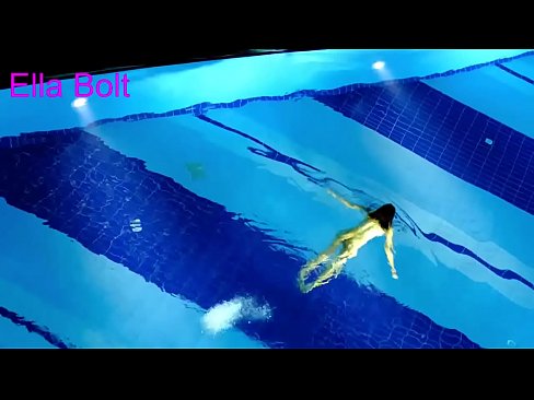 ❤️ Não consigo parar de ver, jovem loira apanhada a nadar nua na piscina da estância balnear ELLA BOLT ❤️ Porno fodido em porno pt.dreamlandpassionjourney.ru ❌❤